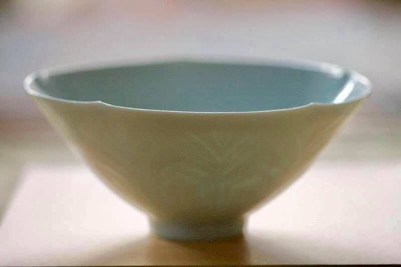 奈良　nara 三五夜　隠れ家　茶室　にじり口　月釜　茶会　茶席　茶道　抹茶　濃茶　薄茶　続き薄　蓮　ハス　蓮華　荷葉　蓮台　いけばな　生け花　水揚げ　床の間　床花　待合　ロータス　lotus　切り絵　切り絵作品　切り絵作家　石賀直之　扇　扇面賞　鷹　JR奈良駅　徒歩　2分　三網田　白蓮　井倉幸太郎　影青　青白磁